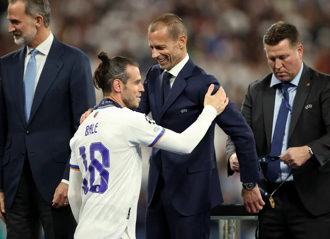 Aleksander Čeferin je nedavno podelil kolajne nogometašem Reala za zmago v ligi prvakov, četudi bi Uefa lahko kaznovala klub po spremembi mnenja sodišča v Madridu. FOTO: Molly Darlington/Reuters
