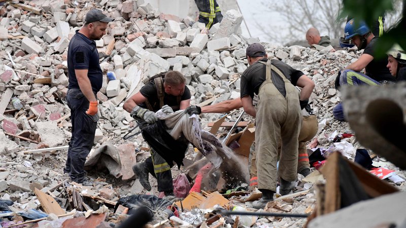 Fotografija: Število smrtnih žrtev po nedeljskem zrušenju petnadstropne stavbe v kraju Časiv Jar na vzhodu Ukrajine, do katerega je prišlo zaradi ruskega obstreljevanja, je danes naraslo na 48. FOTO: Miguel Medina/AFP
