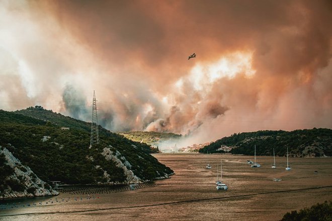 Gasilci iz Šibenika so obvestilo o požaru pri Vodicah prejeli po 11. uri, gori pa na območju arheološkega najdišča Velika Mrdakovica. FOTO: Vlado Vince/Twitter
