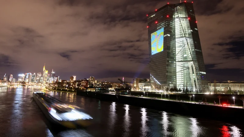 Oblaki nad evropskim gospodarstvom postajajo vse bolj temni. V središču odzivanja na nov položaj je tudi ECB. FOTO: Wolfgang Rattay/Reuters