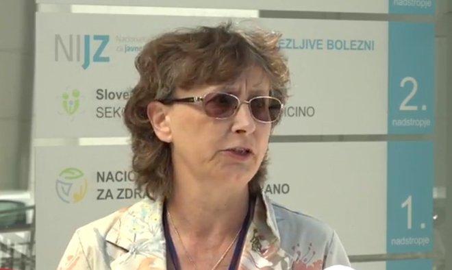 Nuška Čakš Jager z NIJZ je podala aktualne informacije o epidemiološki sliki v Sloveniji. FOTO: Posnetek Zaslona/STA
