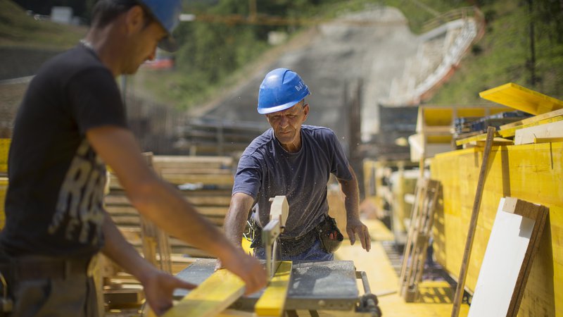Fotografija: Največ tujcev, 32.746, je zaposlovalo gradbeništvo, kar je skoraj polovica vseh delavcev v panogi. Foto Jure Eržen
