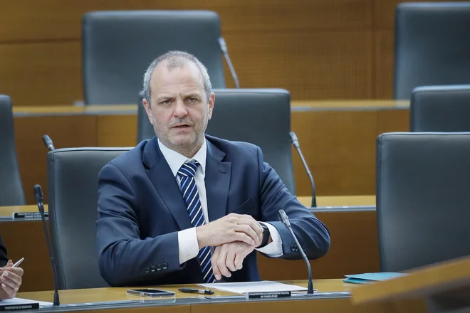 Minister Uroš Brežan, domnevam, da so vam argumente pripravili tisti strokovni delavci, ki so jo pripravili tudi ministru Vizjaku ... FOTO JOŽE SUHADOLNIK/DELO
