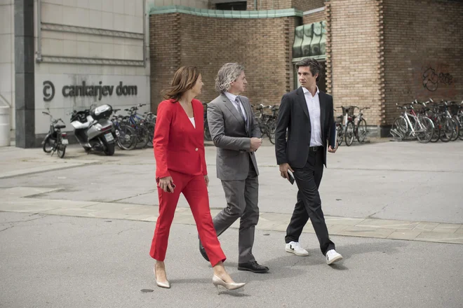 Robert Golob se je odločil, da generalnih sekretarjev ne bo pripustil h kadrovanjem. Njihova politična moč bo v tej sestavi, kot kaže, manjša. FOTO: Jure Eržen/Delo
