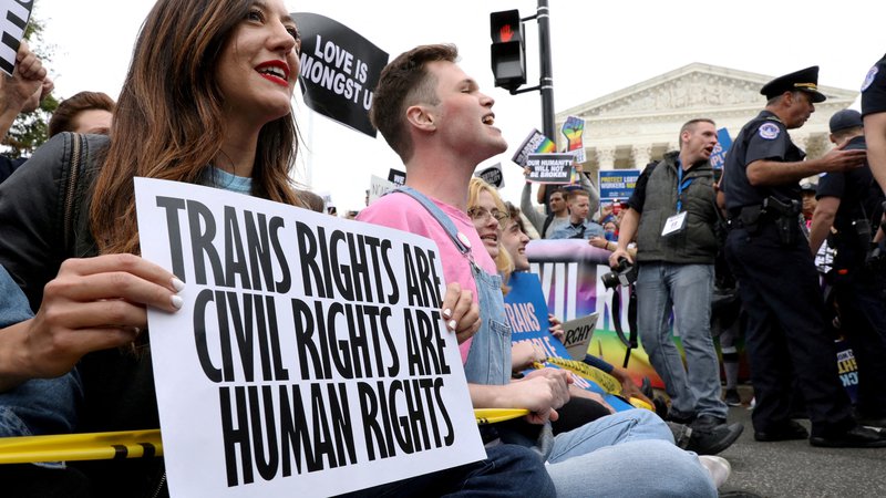 Fotografija: Aktivisti iin aktivistke LGBTQ. FOTO: Jonathan Ernst/Reuters
