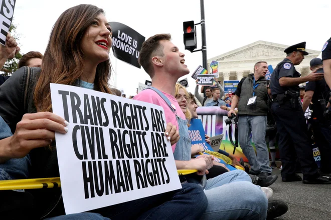 Aktivisti iin aktivistke LGBTQ. FOTO: Jonathan Ernst/Reuters