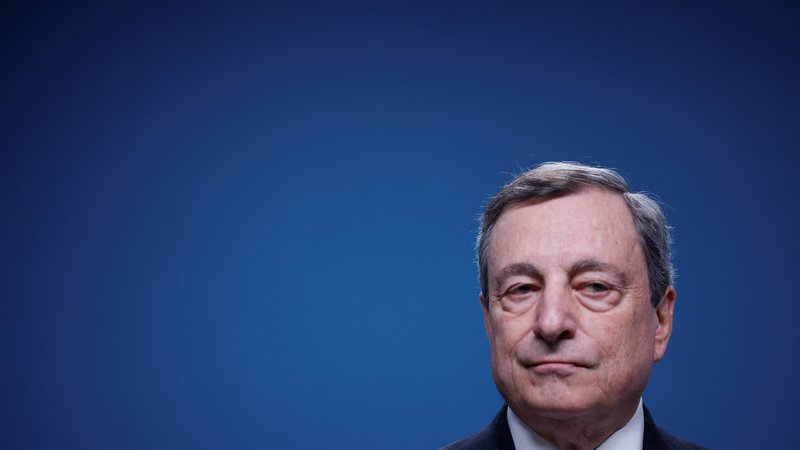 Fotografija: Mario Draghi je pred poldrugim letom na čelu italijanske vlade zamenjal Giuseppeja Conteja, ki je prej vodil dve vladi, eno v spregi z desnico, drugo z levo sredino. Foto: Johanna Geron/Reuters
