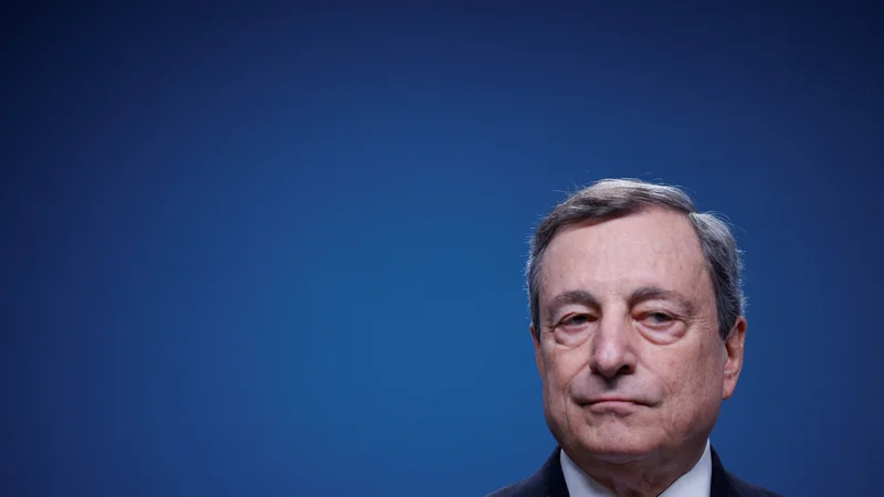Fotografija: Mario Draghi je pred poldrugim letom na čelu italijanske vlade zamenjal Giuseppeja Conteja, ki je prej vodil dve vladi, eno v spregi z desnico, drugo z levo sredino. Foto: Johanna Geron/Reuters