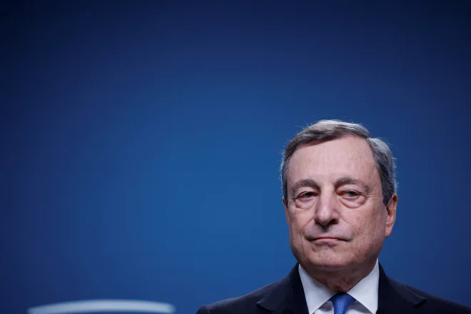 Mario Draghi je pred poldrugim letom na čelu italijanske vlade zamenjal Giuseppeja Conteja, ki je prej vodil dve vladi, eno v spregi z desnico, drugo z levo sredino. Foto: Johanna Geron/Reuters
