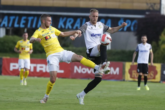 Eden od najmočnjših koprskih adutov Andrej Kotnik (desno) in drugi Koprčani so ostali brez naslova državnega prvaka v zadnjih kolih, to želijo popraviti v tej sezoni. FOTO: Leon Vidic/Delo
