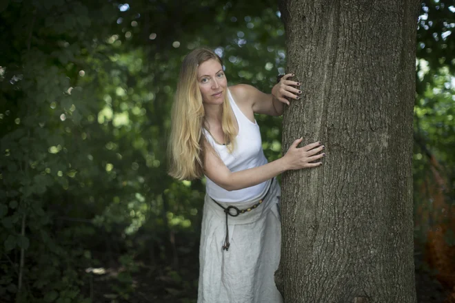 »Ne moreš prižigati drugih vži­galic, če je tvoja ugasnila,« se Luna drži misli Ursule K. Le Guin. FOTO: Jure Eržen