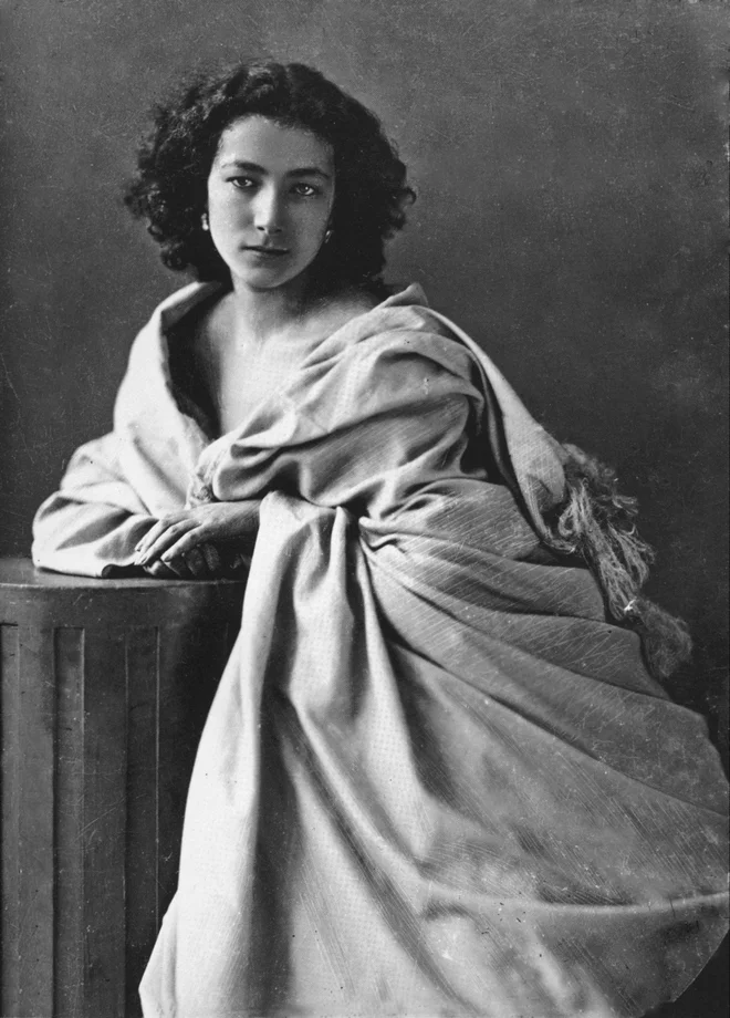 Sarah Bernhardt: &raquo;Prečkala sem oceane, s sanjami moje umetnosti v sebi, in to je bil trimuf genialnosti mojega naroda.&laquo; Foto Wikipedia
