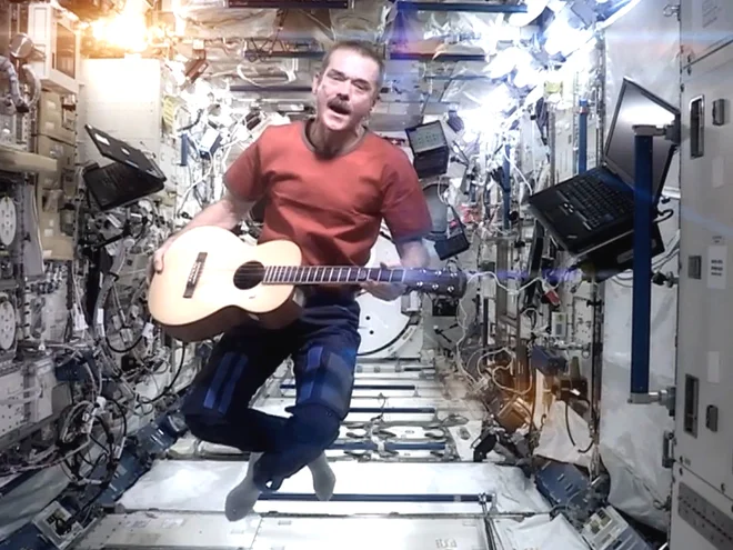 Chris Hadfield je v vesolju ponsel ne le vesoljsko različico skladbe Space Oddity Davida Bowieja, temveč tudi cel album. FOTO:&nbsp; Nasa
