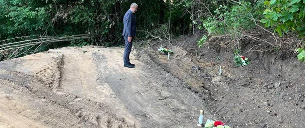 Uničeno pokopališče poljskih vojakov v Mikuliszkach. FOTO: MZZ Republike Poljske
