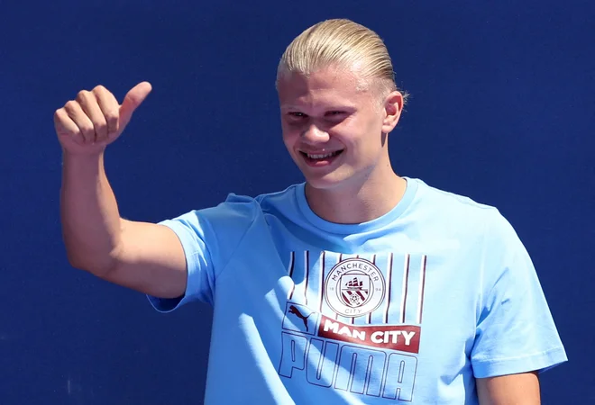 Erling&nbsp;Haaland bo tresel mreže za Manchester City. FOTO: Carl Recine/Reuters
