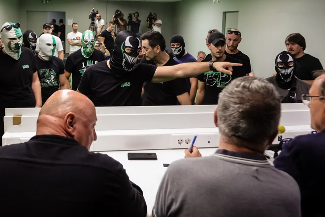 Ko bo Olimpija vzpostavila normalnost, se bodo tudi najbolj skrajni navijači lahko začeli ukvarjati s tem, ali igra dober in uspešen nogomet ter s kom. FOTO: Črt Piksi/Delo
