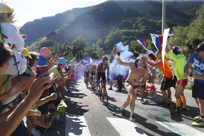 Med navijači so se na letošnjem Touru v rekordnem številu zbrali Slovenci. FOTO: Leon Vidic
