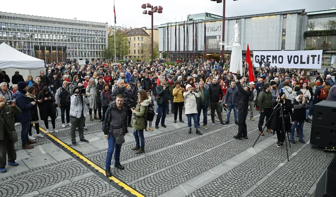 Kot sem omenila, sem obtičala med &raquo;tihimi&laquo;, pa bi rada vsaj na tem mestu izrazila podporo civilni družbi. FOTO JOŽE SUHADOLNIK/DELO
