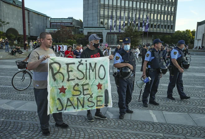 Ne pozabimo prehitro, da je za probleme, s katerimi se soočamo, poleg vojne v Ukrajini v največji meri kriva vlada J. Janše. FOTO JOŽE SUHADOLNIK/DLO

