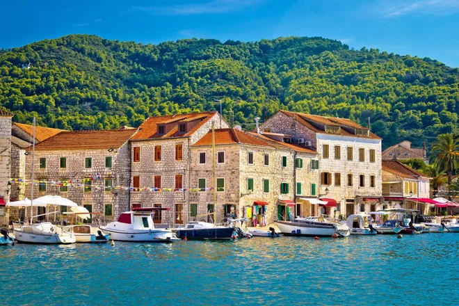 Kako obravnavati za približno deset milijard evrov nepremičnin na Hrvaškem, ki predstavljajo samo »presežno premoženje«? FOTO: Xbrchx/Shutterstock
