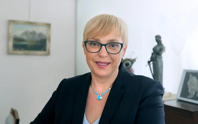 Nataša Pirc Musar, predsedniška kandidatka, v anketah za zdaj prepričljivo vodi. Danes objavljamo njeno stališče in stališče odvetniške zbornice glede odločitve vlade o kandidatu za državno odvetništvo, v ponedeljek pa širši intervju o aktualnih vprašanjih. FOTO: Blaž Samec
