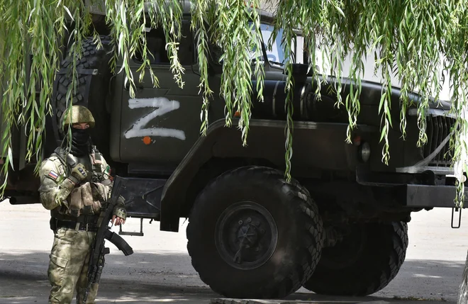 Ruski vojak v ukrajinskem Melitopolju FOTO:&nbsp;Olga Malceva/AFP
