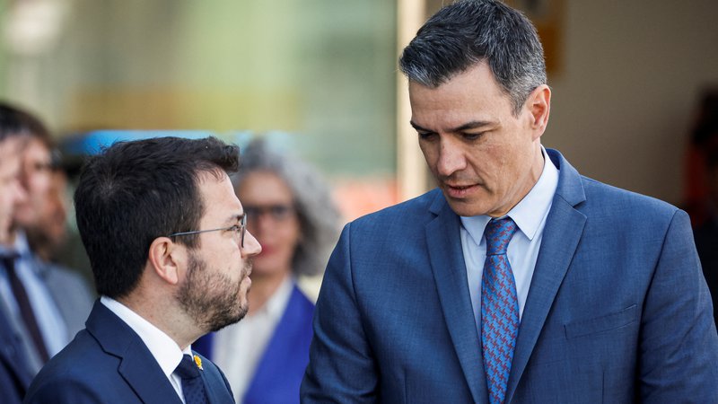 Fotografija: Danes sta se znova sestala španski predsednik vlade Pedro Sánchez in predsednik katalonske generalitat Pere Aragonès FOTO: Albert Gea/Reuters
