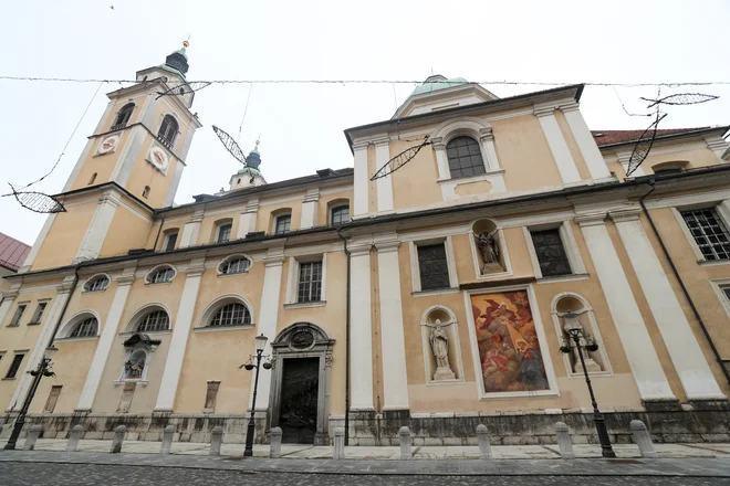 Namen odločb ustavnega sodišča je zanikati človeško naravo in doseči nov družbeni red, v katerem se bo vsaka oseba lahko oblikovala po lastnih željah ne glede na naravne danosti, so zapisali v Slovenski škofovski konferenci. FOTO: Marko Feist
