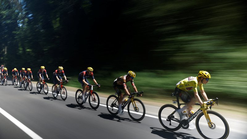 Fotografija: Jonas Vingegaard in kolegi med petkovo 13. etapo, ki je kolesarje popeljala do Saint-Etienna. FOTO: Christian Hartmann/Reuters
