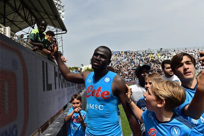 Kalidou Koulibaly pozdravlja navijače Napolija po majski ligaški tekmi pri Spezii. FOTO: Massimo Pinca/Reuters
