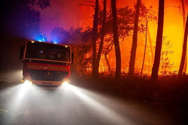 V Franciji so morali evakuirati večje število ljudi. FOTO: Sdis 33/Reuters
