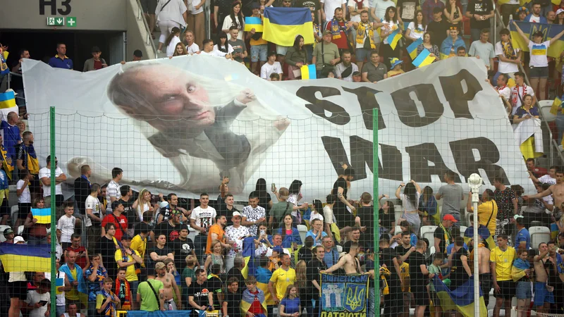 Fotografija: Uefa in Fifa sta izključili ruske nogometne ekipe iz svojih tekmovanj zaradi ruske invazije na Ukrajino. FOTO: Kacper Pempel/Reuters
