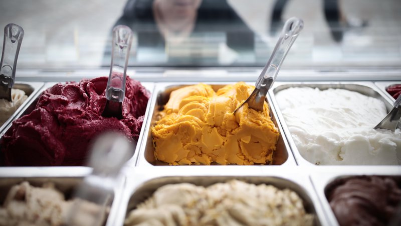 Fotografija: V večini ljubljanskih kavarn je treba za kepico sladoleda v povprečju odšteti 2,40 evra, drugod po državi, predvsem v manjših krajih, pa precej manj. FOTO: Uroš Hočevar
