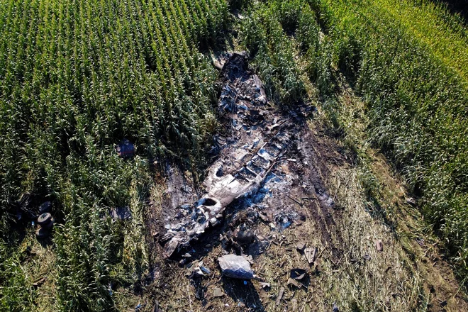 V strmogljenju letala je umrlo vseh osem članov posadke, razbitine pa so nevarne. FOTO: Alkis Konstantinidis/Reuters

