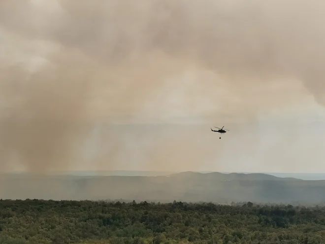 Požar pomagajo gasiti helikopterji. FOTO: Sandra Intihar
