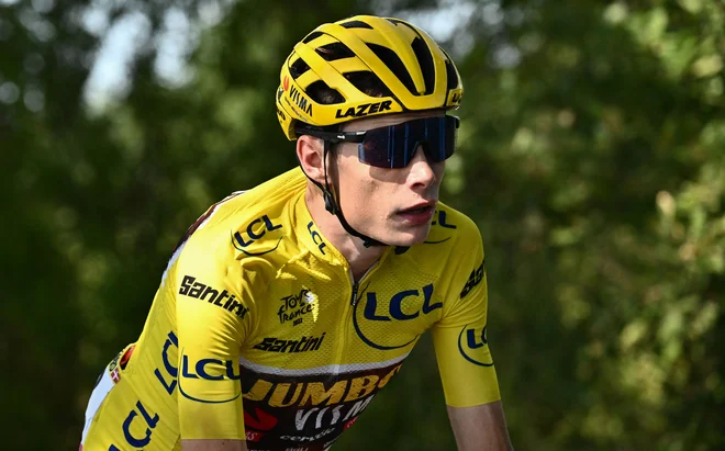 Jumbo-Visma team's Danish rider Jonas Vingegaard wearing the overall leader's yellow jersey cycles during the 15th stage of the 109th edition of the Tour de France cycling race, 202,5 km between Rodez and Carcassonne in southern France, on July 17, 2022. (Photo by Marco BERTORELLO/AFP) Foto Marco Bertorello Afp
