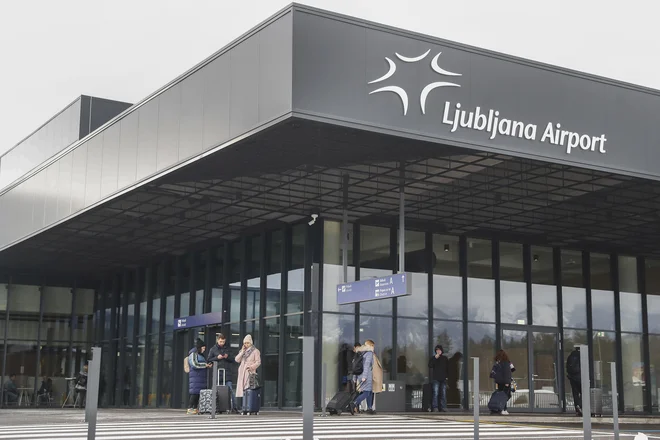 V zadnjem obdobju, posebno po veliki noči, se je začela rast prometa, saj ukrepi za omejevanje covida-19 niso več veljali, prav tako je delno izzvenel strah pred potovanji. FOTO: Leon Vidic/Delo
