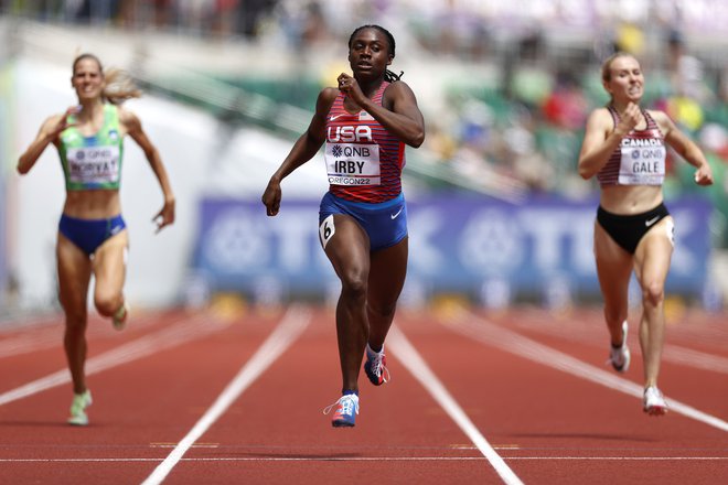 Anita Horvat (levo) med tekom na 400 metrov. FOTO: Steph Chambers/AFP

