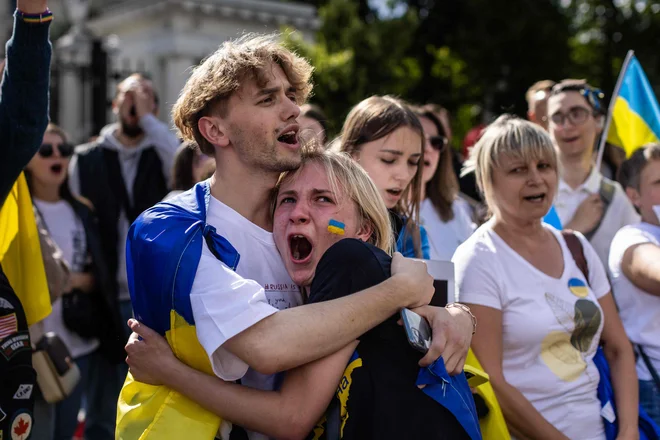 Pred ruskim veleposlaništvom v Varšavi demonstranti protestirajo proti invaziji ruskih oboroženih sil v Ukrajini. Foto: Wojtek Radwanski/Afp