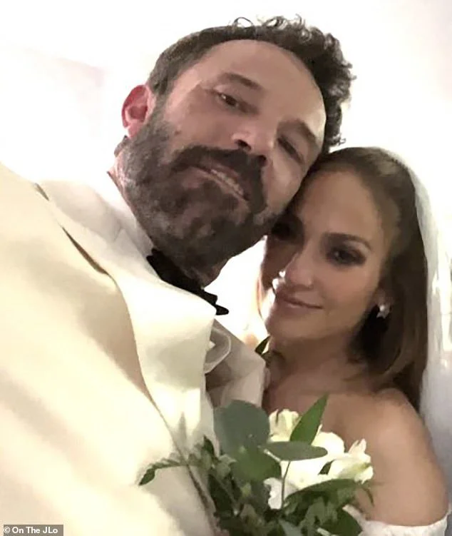 20 let zatem, ko sta se zaljubila, sta si končno izmenjala prstana. FOTO: Onthejlo.com