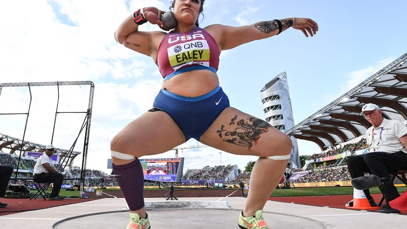Američanka Chase Ealey, dobitnica zlate medalje, se pripravlja na met v ženskem finalu suvanja krogle na svetovnem prvenstvu v atletiki na stadionu Hayward Field v Eugenu v Oregonu. Foto: Ben Stansall/Afp