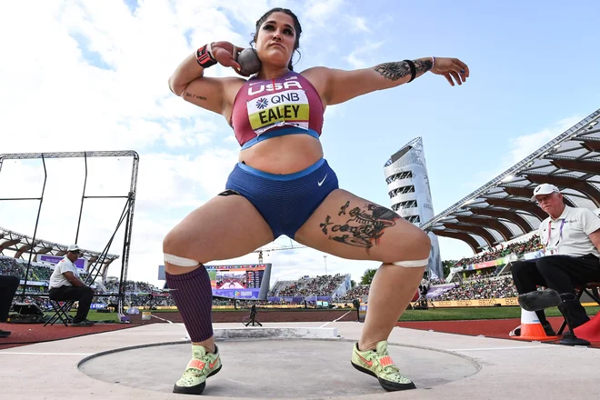 Američanka Chase Ealey, dobitnica zlate medalje, se pripravlja na met v ženskem finalu suvanja krogle na svetovnem prvenstvu v atletiki na stadionu Hayward Field v Eugenu v Oregonu. Foto: Ben Stansall/Afp