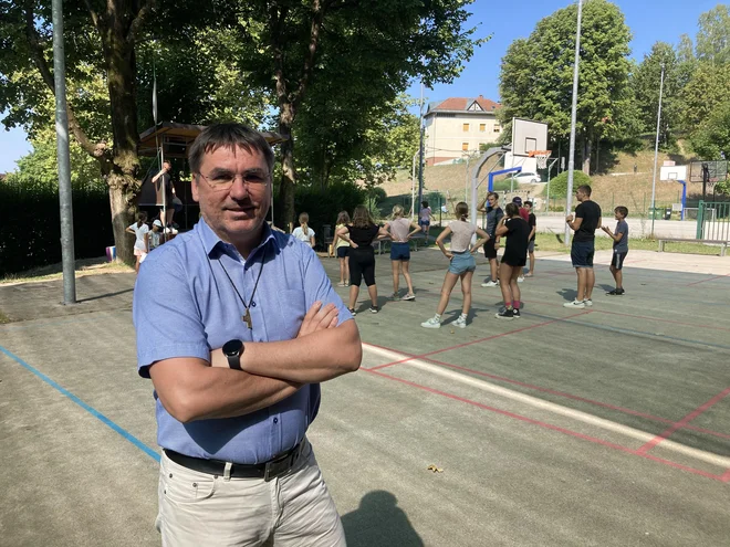 &raquo;Tudi mi opažamo, da je mlade vse težje zvabiti izpred zaslonov v realni svet odnosov, ki je zahtevnejši,&laquo; pravi Peter Končan, ravnatelj Salezijanskega centra na Rakovniku. FOTO: Jaroslav Jankovič
