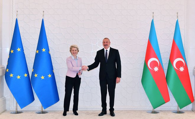 Ursula Von der Leyen z azerbajdžanskim predsednikom Ilhamom Aliyevom. FOTO: AFP
