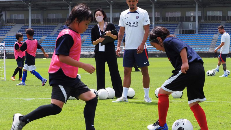 Fotografija: Marquinhos (zgoraj) med spremljanjem treninga najmlajših. FOTO: Toshifumi Kitamura/AFP
