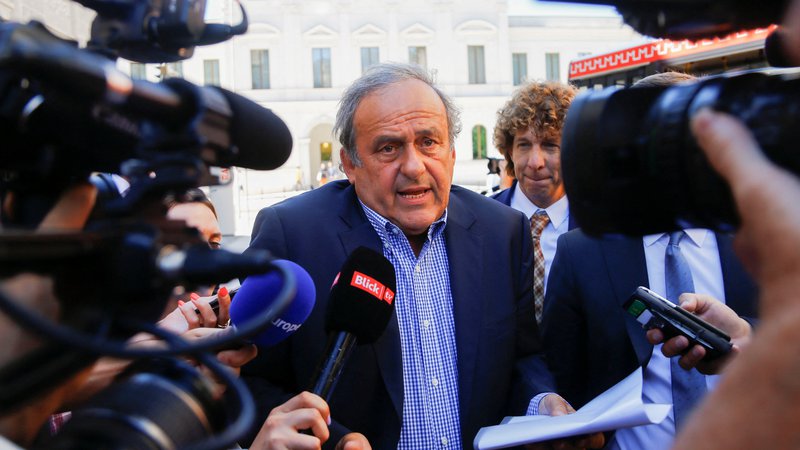 Fotografija: Michel Platini pred novinarji. FOTO: Arnd Wiegmann/Reuters
