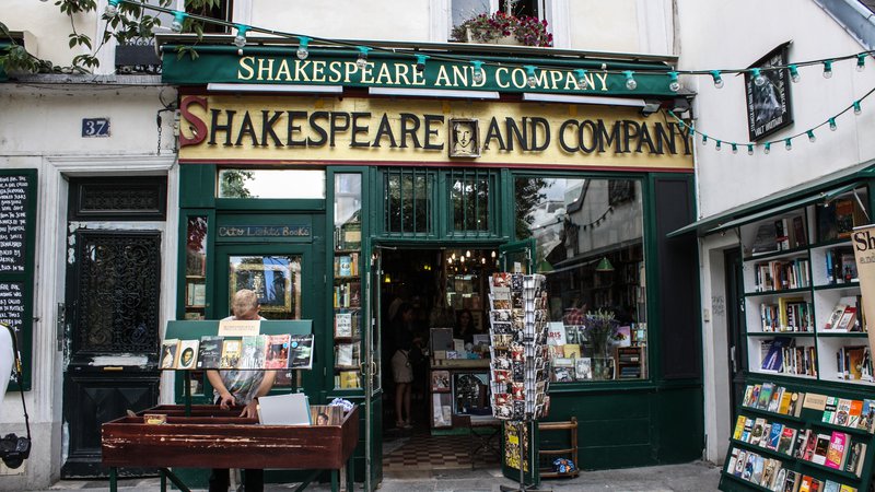 Fotografija: George Whitman si je prodajalno Shakespeare & Company zamislil kot »socialistično utopijo, zakrinkano v knjigarno«. FOTO: Fotodokumentacija Dela
