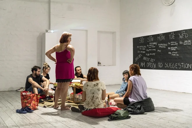 Procesualni projekt Iščem prijatelje (performativni dogodek, video, zine, tiskovine) iz leta 2020 je umetnica razstavila v galeriji Siva v Zagrebu. FOTO: osebni arhiv
