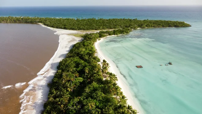 Plaža El Torro je ujeta med rožnato laguno in karibsko modrino. FOTO: Gašper Završnik
