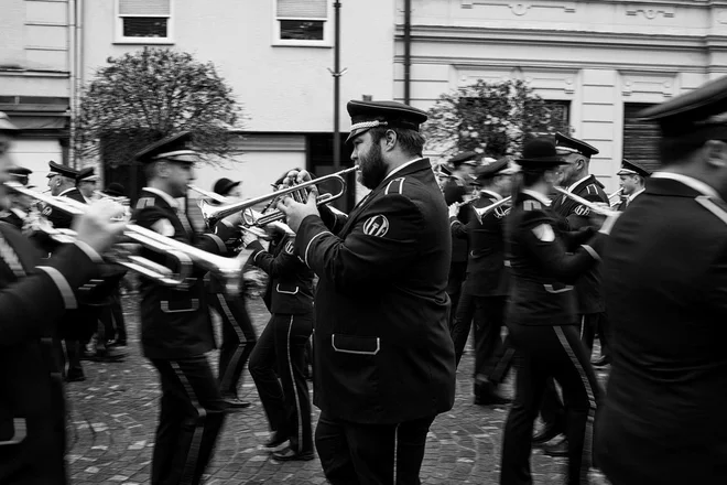 Orkester spremlja razposajene člane pihalnega orkestra, ki potujejo v majhno avstrijsko mesto na glasbeni festival. FOTO: Mitja Ličen/Gustav Film
